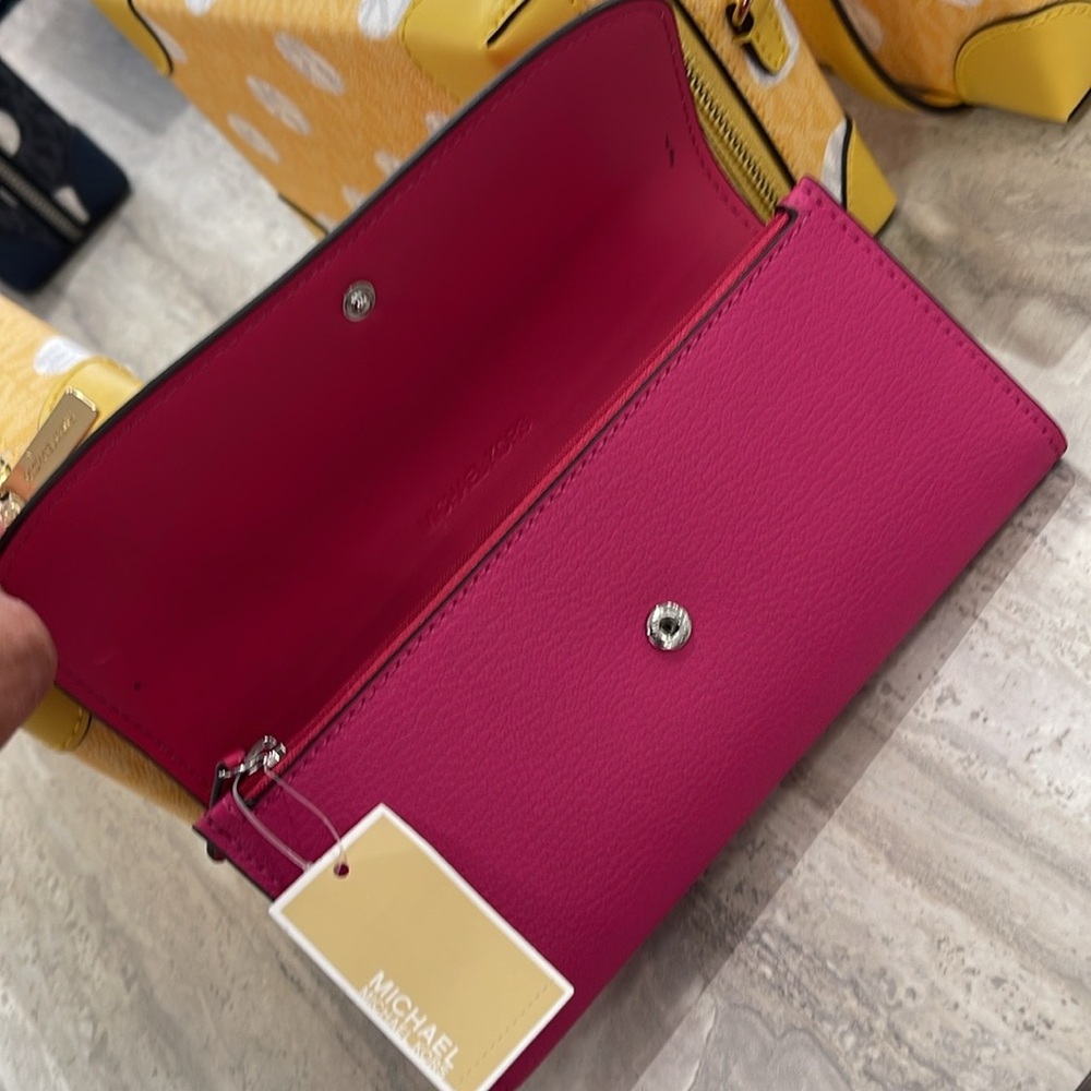 Michael Kors Hamilton Large Leather Flap Continental Wallet
Dragonfruit
NWT - Picture 10 of 16